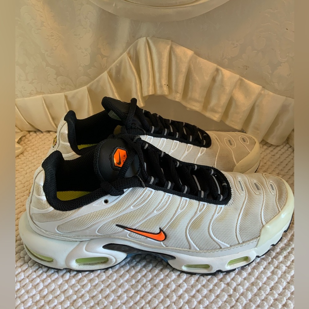 NIKE - Picture 4 of 8
